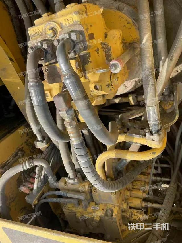 回轉馬達和主控閥(整機外觀) 回轉馬達和主控閥(整機外觀)