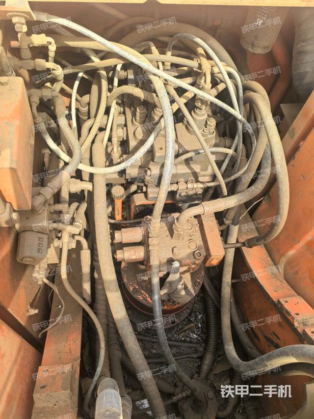 回转马达和主控阀(整机外观) 回转马达和主控阀(整机外观)