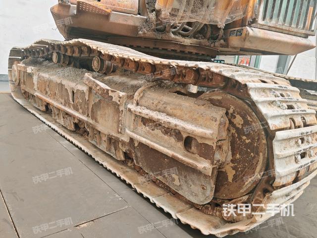 右側(cè)履帶整體(行走機(jī)構(gòu)) 右側(cè)履帶整體(行走機(jī)構(gòu))