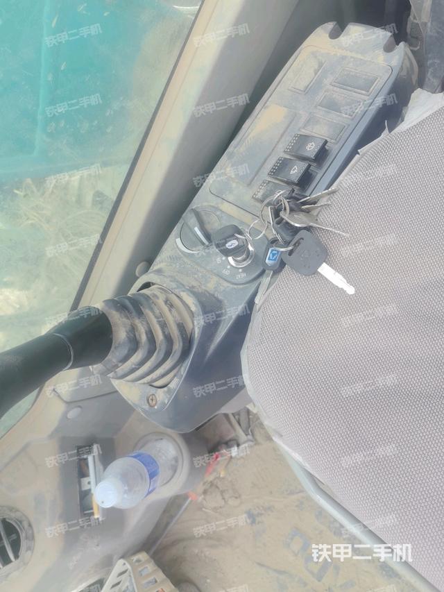 座椅右侧控制台/钥匙门/油门/含右手柄(驾驶室部分) 座椅右侧控制台/钥匙门/油门/含右手柄(驾驶室部分)