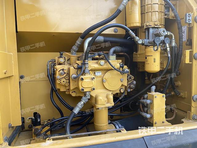 液压泵舱室正面整体（整机外观）