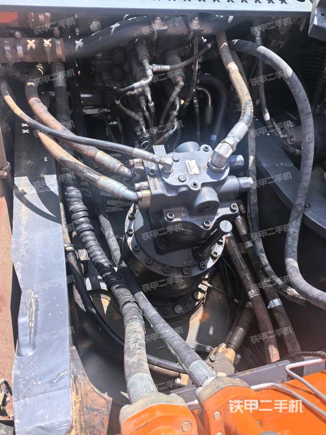 回转马达和主控阀（整机外观）