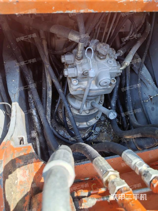 回轉(zhuǎn)馬達(dá)和主控閥(整機(jī)外觀) 回轉(zhuǎn)馬達(dá)和主控閥(整機(jī)外觀)