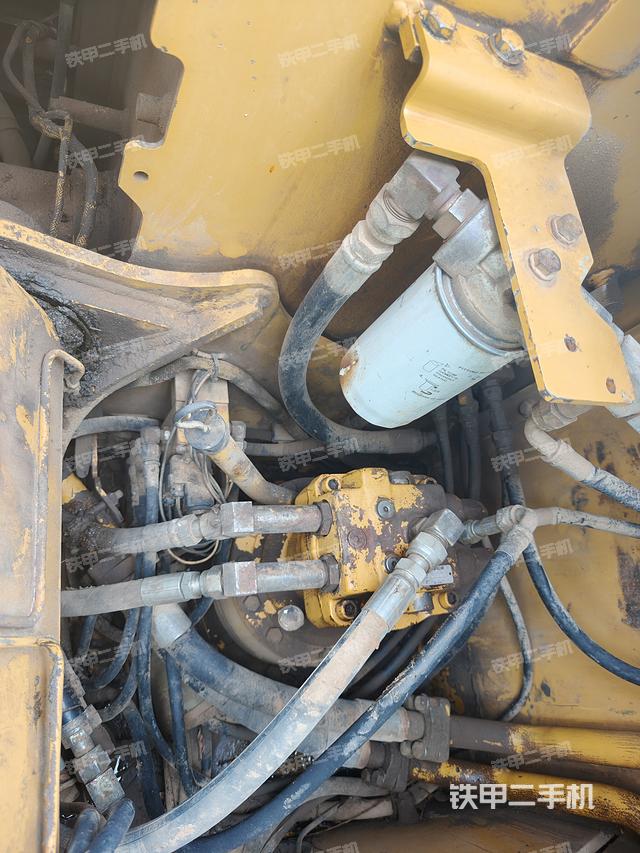 回轉(zhuǎn)馬達(dá)和主控閥（整機(jī)外觀）