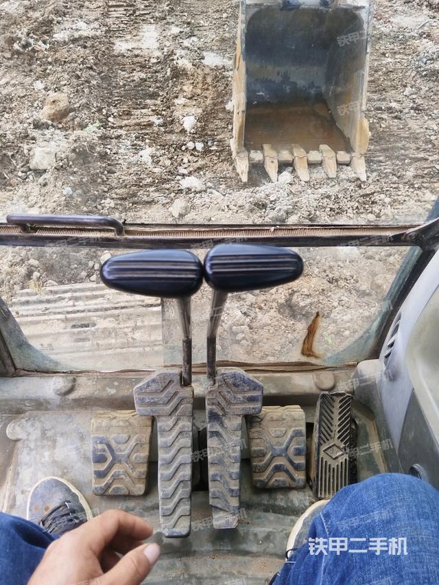 行走控制手柄和踏板?俯拍(駕駛室部分) 行走控制手柄和踏板?俯拍(駕駛室部分)