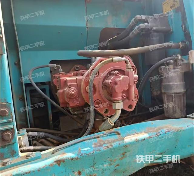 液壓泵艙室正面整體(整機外觀) 液壓泵艙室正面整體(整機外觀)