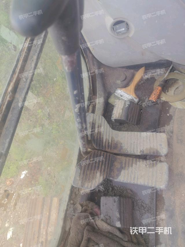行走控制手柄和踏板?俯拍(駕駛室部分) 行走控制手柄和踏板?俯拍(駕駛室部分)