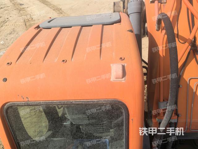 駕駛室頂部(整機(jī)外觀) 駕駛室頂部(整機(jī)外觀)