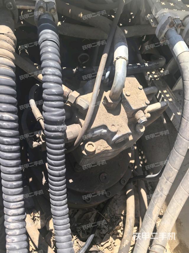 回转马达和主控阀(整机外观) 回转马达和主控阀(整机外观)