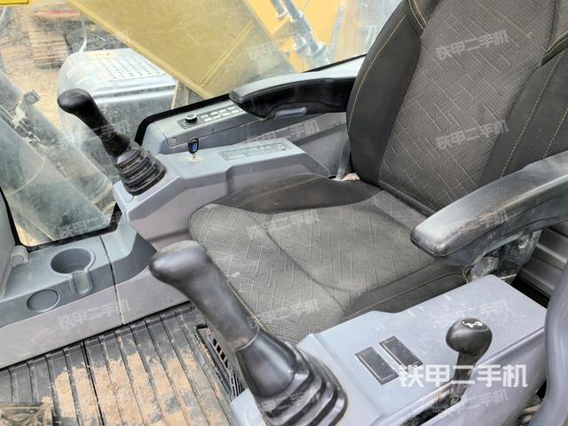 座椅右侧控制台/钥匙门/油门/含右手柄(驾驶室部分) 座椅右侧控制台/钥匙门/油门/含右手柄(驾驶室部分)