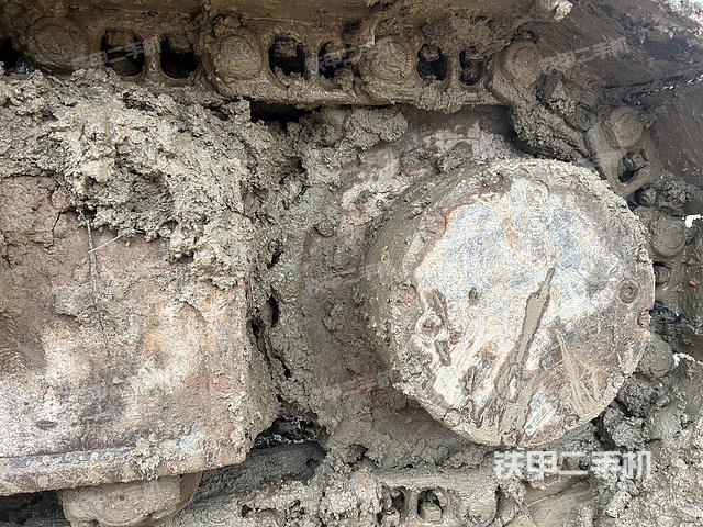 單側(cè)履帶整體(整機(jī)外觀) 單側(cè)履帶整體(整機(jī)外觀)