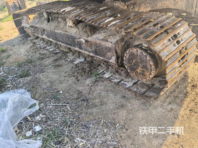 單側(cè)履帶整體(整機(jī)外觀) 單側(cè)履帶整體(整機(jī)外觀)