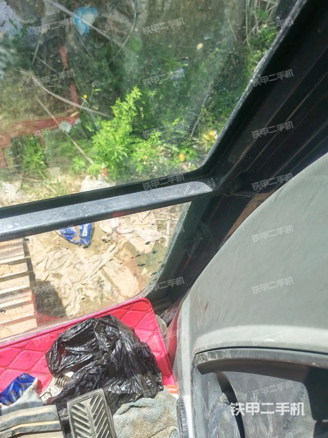 左后方玻璃角標(biāo)(駕駛室部分) 左后方玻璃角標(biāo)(駕駛室部分)