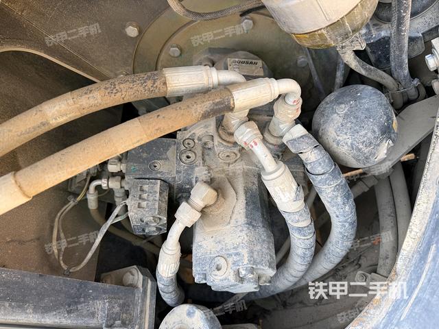 液壓泵艙室正面整體(整機(jī)外觀) 液壓泵艙室正面整體(整機(jī)外觀)