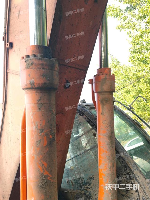 大臂油缸整体 竖拍(工作和回转装置) 大臂油缸整体 竖拍(工作和回转装置)