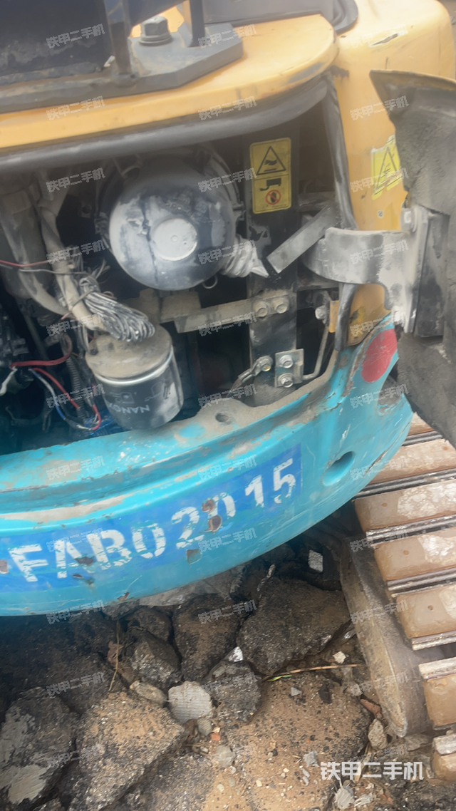 液压泵舱室正面整体（整机外观）