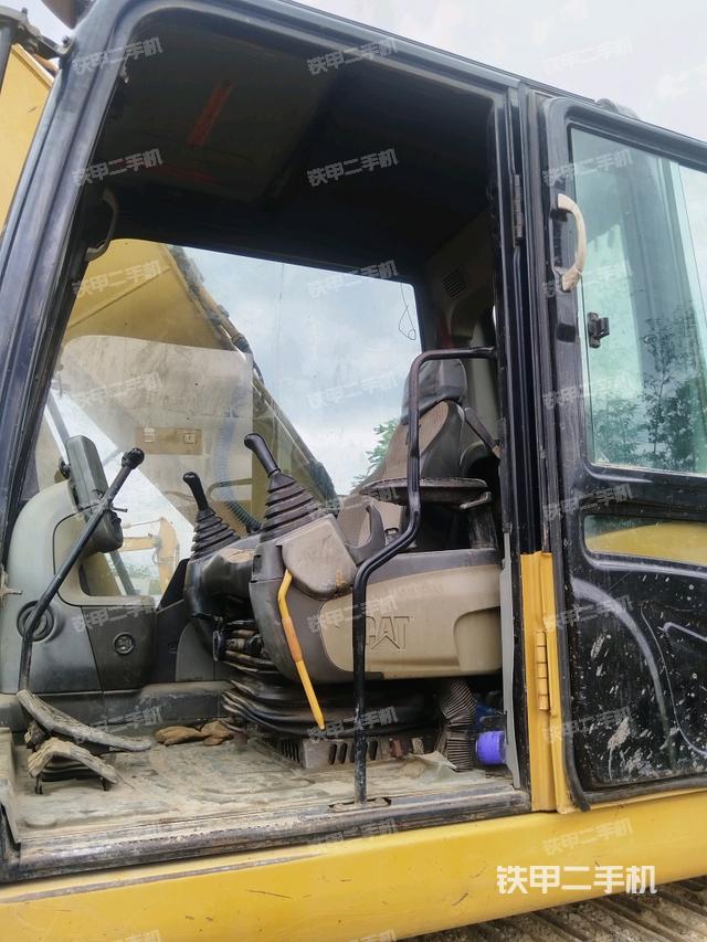 左后方玻璃角標(駕駛室部分) 左后方玻璃角標(駕駛室部分)