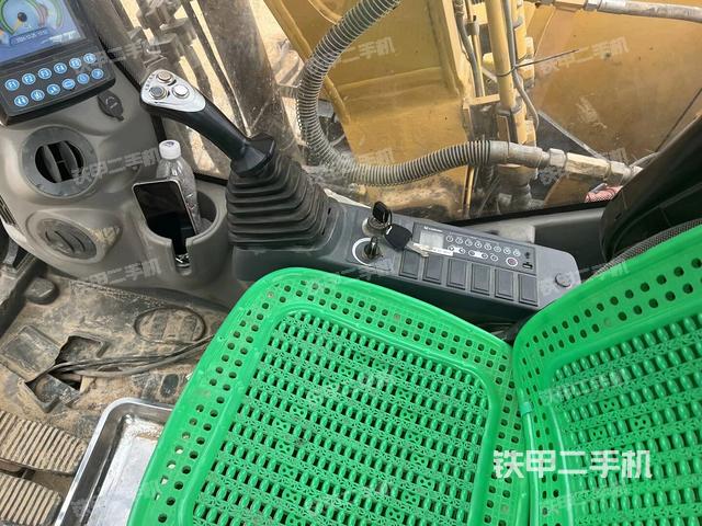 座椅右侧控制台/钥匙门/油门/含右手柄(驾驶室部分) 座椅右侧控制台/钥匙门/油门/含右手柄(驾驶室部分)