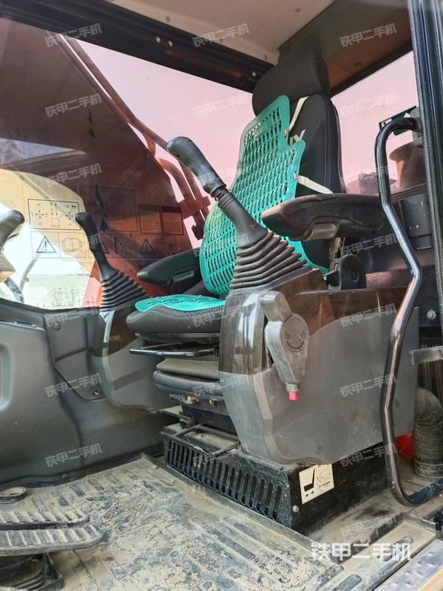 駕駛室整體(整機(jī)外觀) 駕駛室整體(整機(jī)外觀)