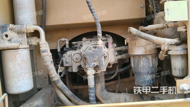 液壓泵艙室正面整體(整機外觀) 液壓泵艙室正面整體(整機外觀)