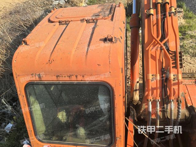 駕駛室頂部(整機(jī)外觀) 駕駛室頂部(整機(jī)外觀)