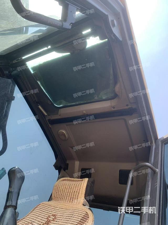 驾驶室顶部(整机外观) 驾驶室顶部(整机外观)