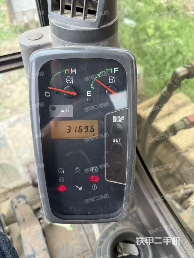行走控制手柄和踏板?俯拍(駕駛室部分) 行走控制手柄和踏板?俯拍(駕駛室部分)