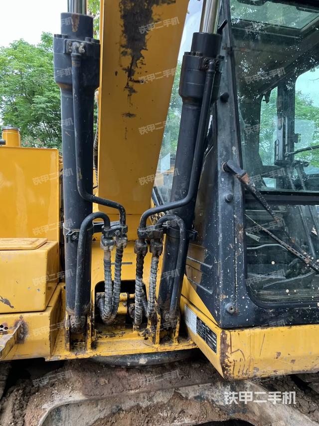 大臂油缸整体 竖拍(工作和回转装置) 大臂油缸整体 竖拍(工作和回转装置)