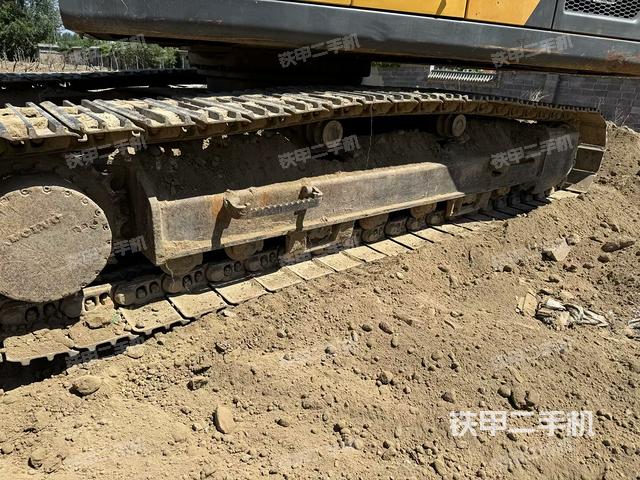 單側(cè)履帶整體(整機(jī)外觀) 單側(cè)履帶整體(整機(jī)外觀)