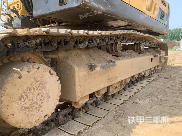 单侧履带整体(整机外观) 单侧履带整体(整机外观)