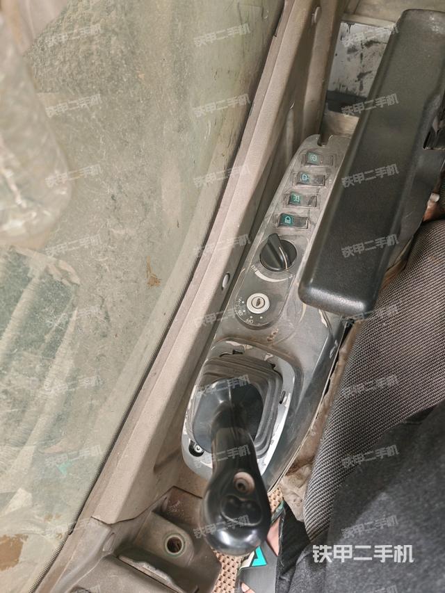 座椅右側(cè)控制臺(tái)/鑰匙門/油門/含右手柄（駕駛室部分）