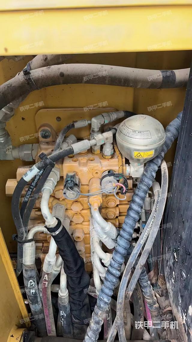 回轉(zhuǎn)馬達(dá)和主控閥(整機(jī)外觀) 回轉(zhuǎn)馬達(dá)和主控閥(整機(jī)外觀)