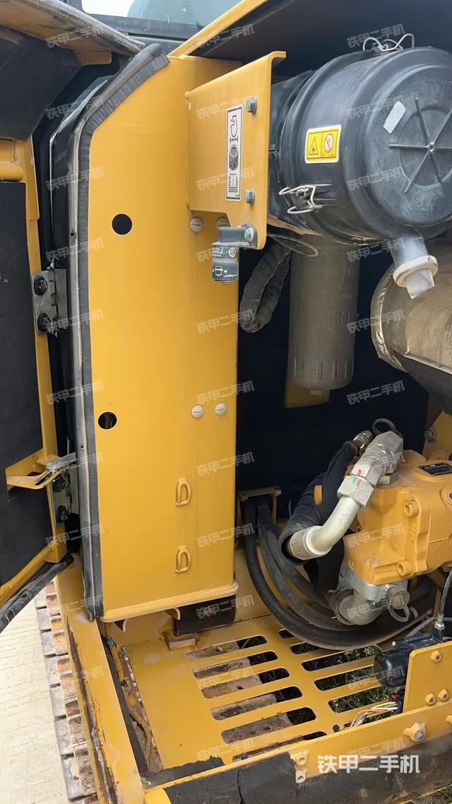 液壓泵艙室正面整體(整機(jī)外觀) 液壓泵艙室正面整體(整機(jī)外觀)