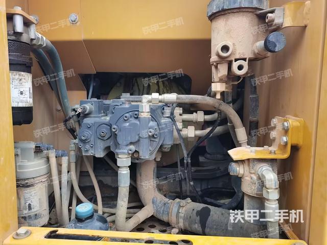 液壓泵艙室正面整體(整機外觀) 液壓泵艙室正面整體(整機外觀)