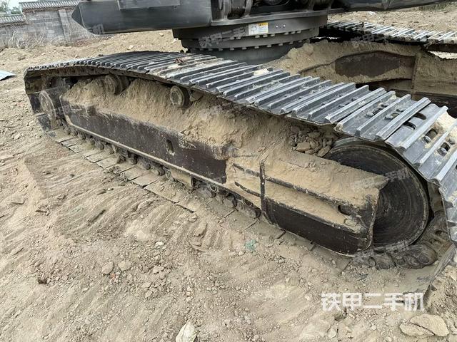 單側(cè)履帶整體(整機(jī)外觀) 單側(cè)履帶整體(整機(jī)外觀)