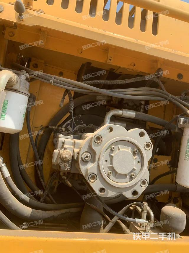 液压泵舱室正面整体(整机外观) 液压泵舱室正面整体(整机外观)