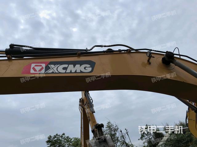 大臂油缸整体 竖拍(工作和回转装置) 大臂油缸整体 竖拍(工作和回转装置)