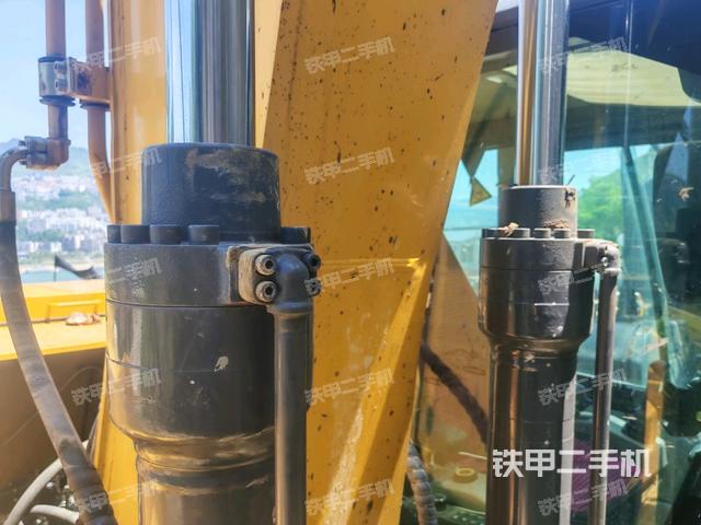 鏟斗右后整體(工作和回轉(zhuǎn)裝置) 鏟斗右后整體(工作和回轉(zhuǎn)裝置)