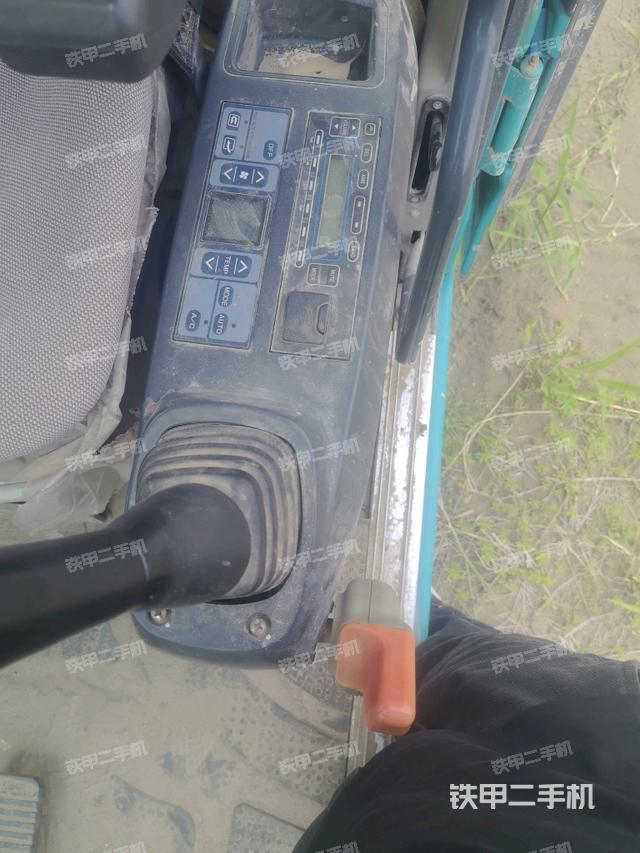 座椅左侧控制台/音响/含左手柄(驾驶室部分) 座椅左侧控制台/音响/含左手柄(驾驶室部分)