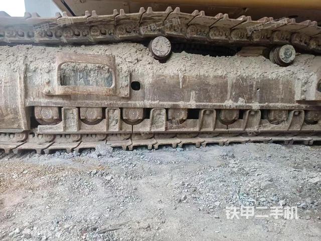 單側(cè)履帶整體(整機(jī)外觀) 單側(cè)履帶整體(整機(jī)外觀)