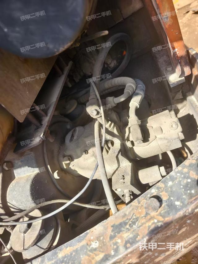液壓泵艙室正面整體(整機外觀) 液壓泵艙室正面整體(整機外觀)
