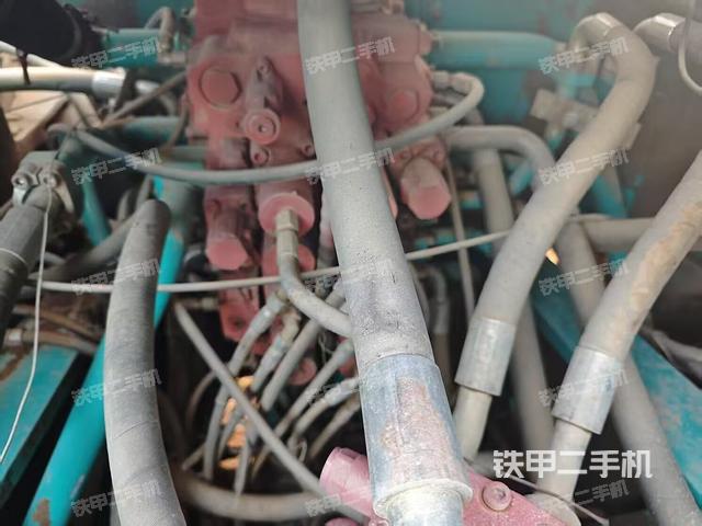 回轉馬達和主控閥(整機外觀) 回轉馬達和主控閥(整機外觀)