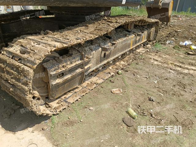 單側(cè)履帶整體(整機(jī)外觀) 單側(cè)履帶整體(整機(jī)外觀)