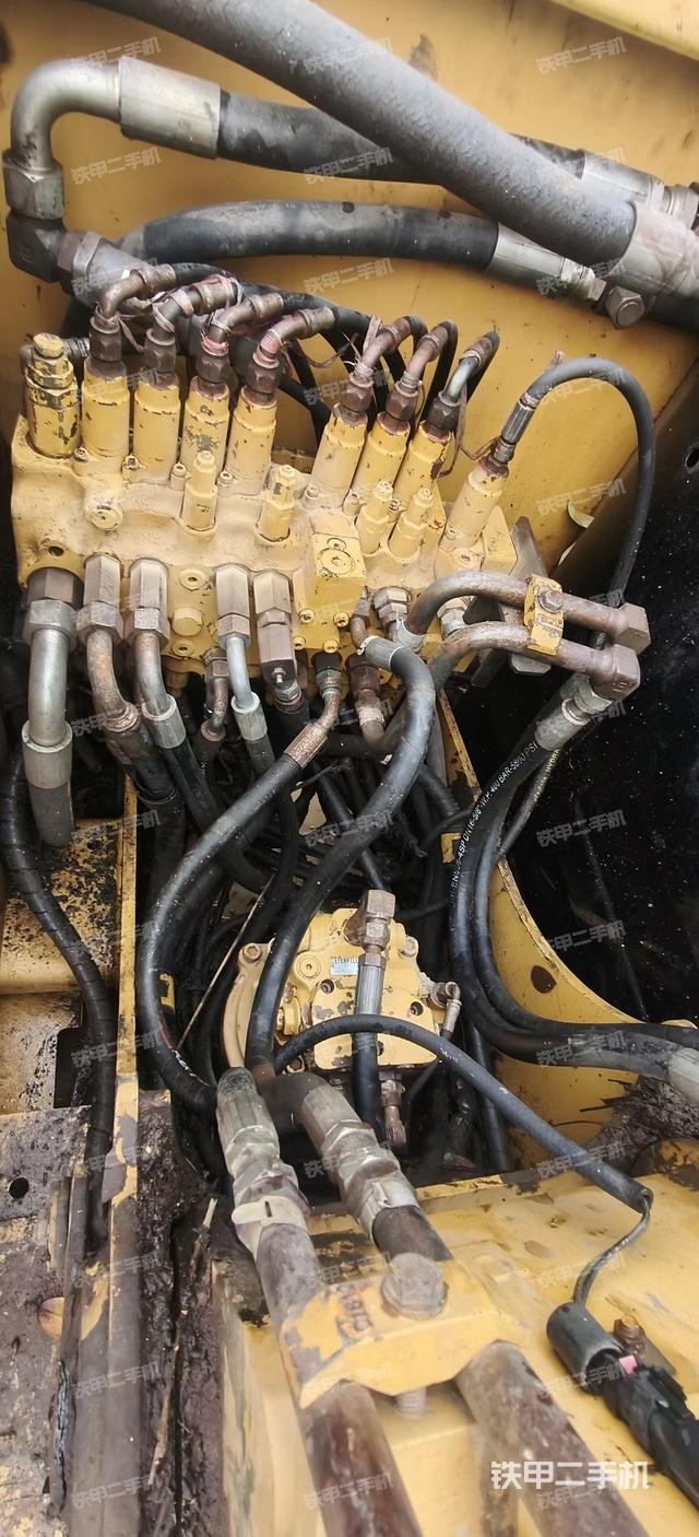 回轉(zhuǎn)馬達(dá)和主控閥(整機(jī)外觀) 回轉(zhuǎn)馬達(dá)和主控閥(整機(jī)外觀)