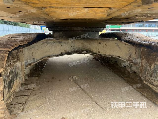 轉盤和下車架正前(工作和回轉裝置) 轉盤和下車架正前(工作和回轉裝置)