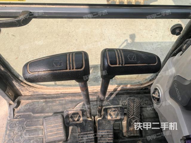 行走控制手柄和踏板?俯拍(駕駛室部分) 行走控制手柄和踏板?俯拍(駕駛室部分)