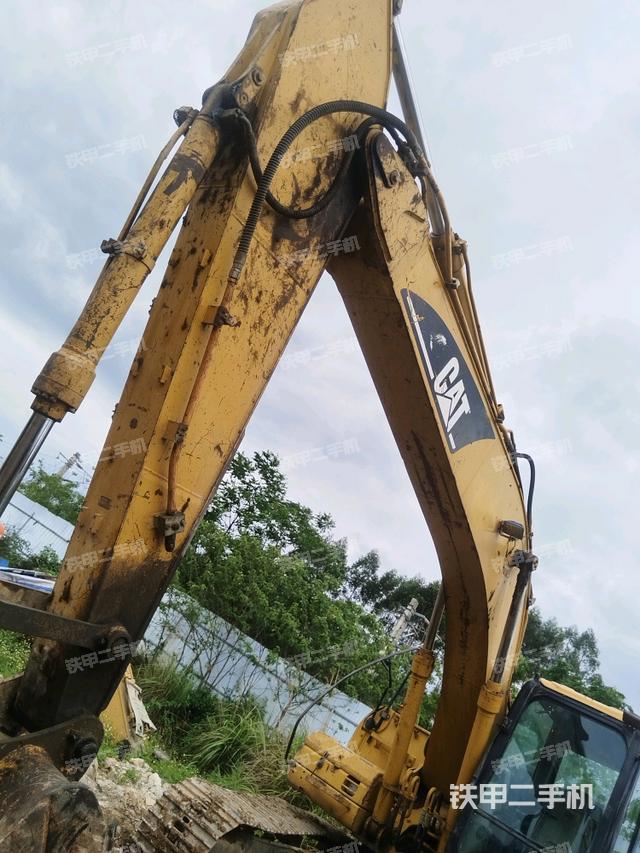 小臂整體左后(工作和回轉裝置) 小臂整體左后(工作和回轉裝置)