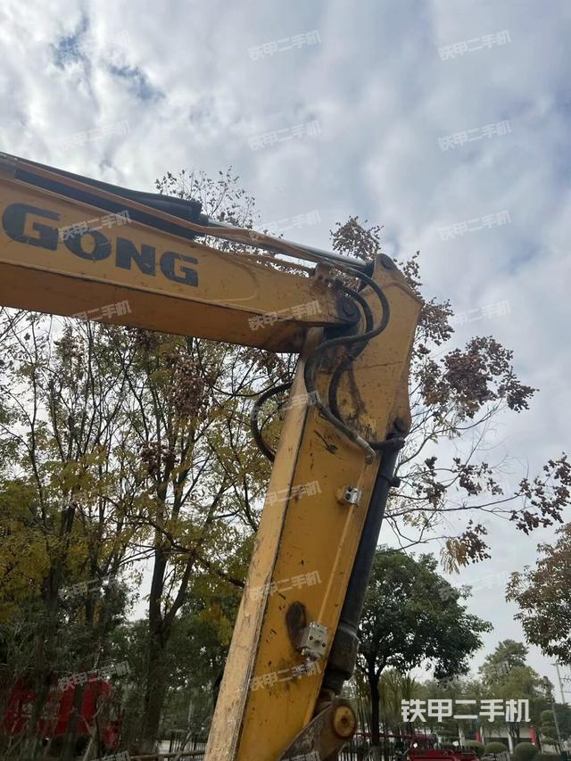 小臂整体左后(工作和回转装置) 小臂整体左后(工作和回转装置)