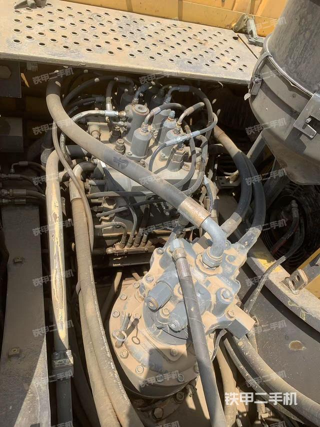 回转马达和主控阀(整机外观) 回转马达和主控阀(整机外观)