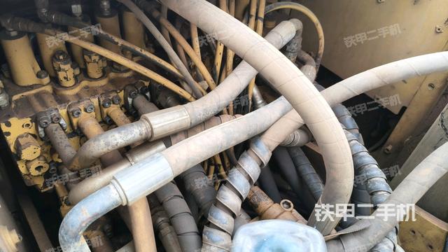 回轉(zhuǎn)馬達(dá)和主控閥(整機(jī)外觀) 回轉(zhuǎn)馬達(dá)和主控閥(整機(jī)外觀)